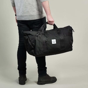 Schwarze Reisetasche aus 100% recycelten Materialien | Wasserdichte Reisetasche | Wochenendtasche | Großer Turnbeutel | Geschenk für Ihn