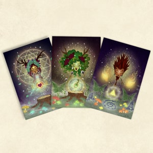 Peut inclure: Trois cartes illustrées avec un fond sombre et un ciel étoilé. Chaque carte présente un personnage différent avec des éléments lumineux. La première carte présente une femme avec des bois de cerf et un cœur, la deuxième carte présente une femme avec des bois de cerf et un orbe lumineux, et la troisième carte présente une personne avec des bois de cerf et un triangle lumineux.