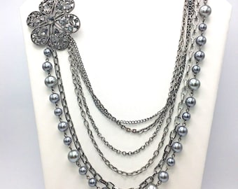 Collier multi-rangs en fausses perles grises avec chaîne en bronze strass, accent de fleurs