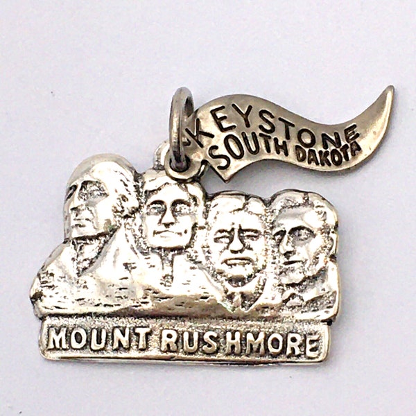 925 Mount Rushmore Charm Keystone South Dakota Pennant 2.82 grams Sterling