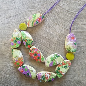Collana di carta giapponese verde, rosa e viola, collana fatta a mano, collana Statement, collana perline, collana artigianale, carta Yuzen