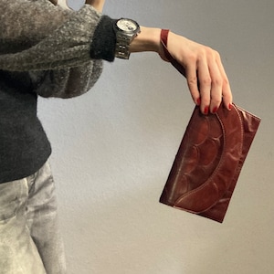 Vintage Burgunderrote Leder Clutch mit Handschlaufe 1980er