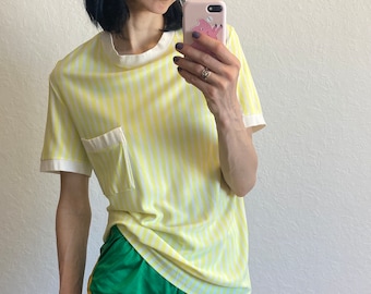 Camiseta de rayas amarillas y blancas de los años 70 con bolsillos.