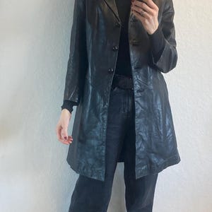 Blazer vintage de cuero negro: gabardina de botonadura sencilla de los años 90, talla S