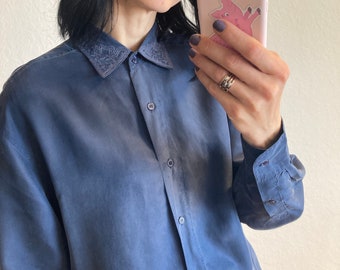 Camicia vintage in seta / Blusa oversize in pura seta blu navy con colletto ricamato degli anni '80