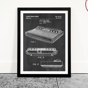 Op de afbeelding: Zwart-witte patenttekening van een spelconsole met de tekst "United States Patent", "Des. 251,141", "Feb. 22, 1972", "Game Control Console", "Hard et al.", "FIG. 1", "FIG. 2", "FIG. 3".
