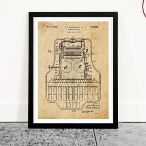 Könnte beinhalten: Eine Vintage-Patentzeichnung in Schwarzweiß einer Schreibmaschine. Die Zeichnung zeigt die inneren Funktionsweisen der Maschine, einschließlich der Tasten, der Typenhebel und des Druckwalzens. Die Patentnummer lautet 1.873.632 und das Datum ist der 7. November 1932.