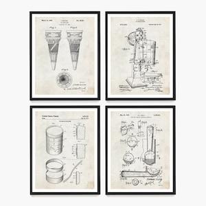Può includere: Set di quattro disegni di brevetto vintage in bianco e nero per coni gelato, una gelatiera a manovella, un contenitore per gelato e una paletta per gelato. I disegni sono su uno sfondo beige e hanno un aspetto invecchiato.