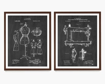 Könnte beinhalten: Zwei Vintage-Patentzeichnungen auf einem schwarzen Tafelhintergrund. Die linke Zeichnung zeigt ein Patent für eine Schaufensterpuppe, und die rechte Zeichnung zeigt ein Patent für eine Nähmaschine. Beide Zeichnungen sind in Weiß.