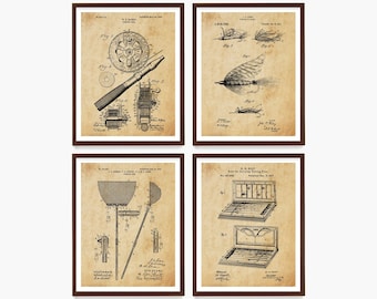 Könnte beinhalten: Satz von vier Vintage-Fischereipatentdrucken in braunen Rahmen. Die Drucke zeigen Schwarzweißillustrationen einer Angelrolle, einer Fliege, eines Keschernetzes und einer Box zum Verstauen von Fliegen. Die Drucke sind auf einem beigefarbenen Hintergrund mit schwarzem Text.