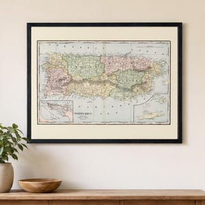 K&ouml;nnte beinhalten: Eine gerahmte historische Karte von Porto Rico mit dezenten, farblich gekennzeichneten Regionen, detaillierter Topografie und K&uuml;stenlinien. Die Karte befindet sich in einem d&uuml;nnen schwarzen Rahmen mit cremefarbenem Passepartout und zeigt deutliche kartografische Beschriftungen.