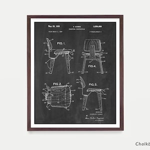 Può includere: Un'illustrazione in bianco e nero di un brevetto di design per una sedia. Il brevetto è per una sedia progettata da Charles Eames e depositata il 1° marzo 1947. Il numero di brevetto è 2.554.490. Il disegno del brevetto mostra diverse viste della sedia.