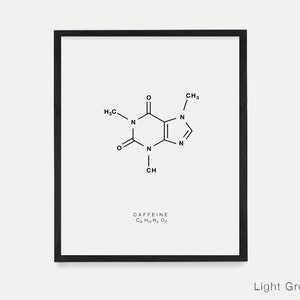 Könnte beinhalten: Ein gerahmter Kunstdruck mit einer schwarzen chemischen Strukturformel eines Koffeinmoleküls auf hellgrauem Hintergrund. Unter der Grafik steht der Text CAFFEINE gefolgt von der chemischen Formel C8H10N4O2 in einer serifenlosen Schrift.