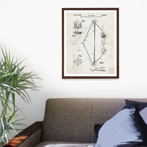 K&ouml;nnte beinhalten: Eine Vintage-Patentzeichnung f&uuml;r eine "Methode und Mittel f&uuml;r einen Golfball-Schlaganh&auml;nger" vom 30. Dezember 1969. Die Zeichnung zeigt ein Diagramm eines Golfschl&auml;gers mit einem Ball, der an einer Schnur befestigt ist.