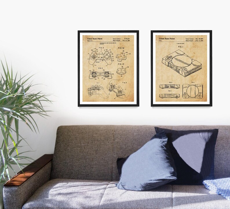 Peut inclure: Deux impressions encadr&eacute;es noires de dessins de brevets vintage pour une manette de jeu vid&eacute;o et une console de jeu vid&eacute;o. Les dessins sont sur un fond beige avec des lignes noires.