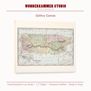 K&ouml;nnte beinhalten: Ein Galerie-Leinwanddruck mit einer historischen Karte von Porto Rico in Pastellfarben, umgeben von einem wei&szlig;en Rand. Der Text umfasst WUNDERKAMMER STUDIO, Est. 2013 in Pasadena, CA, Gallery Canvas und Hand-Stretched in our Studio ~ 3,8 cm Tiefe ~ Hardware installiert ~ Fertig zum Aufh&auml;ngen.