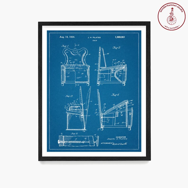 K&ouml;nnte beinhalten: Eine Illustration im Blaupausen-Stil eines Patents f&uuml;r ein Stuhldesign. Das Patent ist vom 14. August 1934 und tr&auml;gt den Titel "Stuhl" mit der Patentnummer 1.969.901. Das Patent ist f&uuml;r einen Stuhl, der gefaltet und entfaltet werden kann. Das Patent ist f&uuml;r Joseph H. Pilates.
