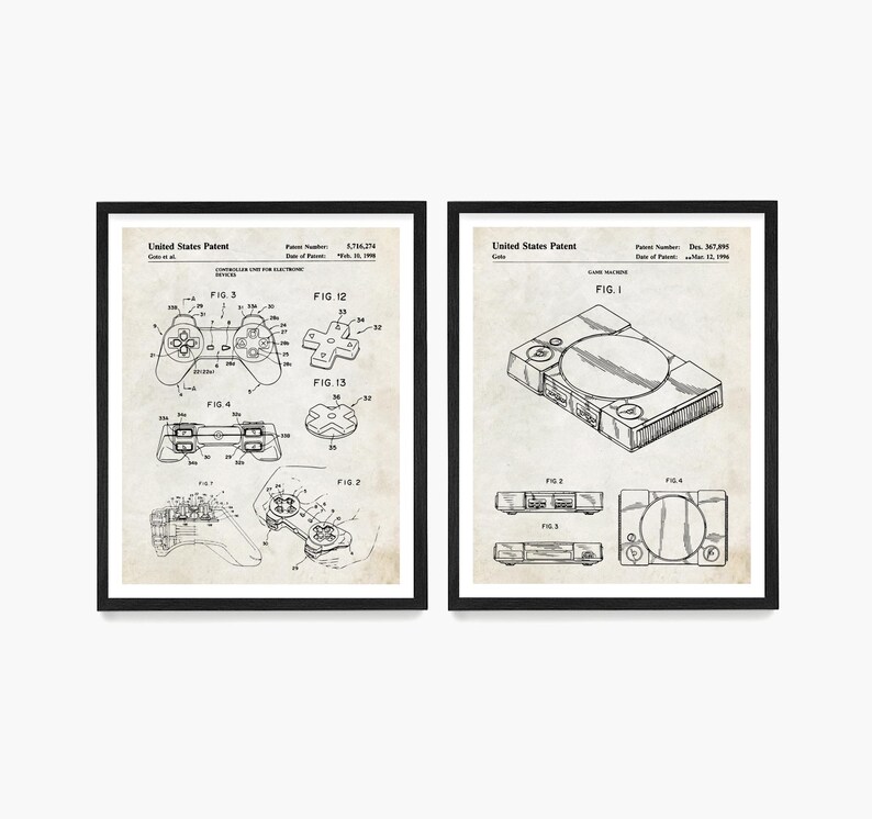 Peut inclure: Deux dessins de brevet en noir et blanc du contr&ocirc;leur et de la console PlayStation d'origine. Le premier dessin montre une vue de dessus de la console avec le texte "FIG. 1". Le deuxi&egrave;me dessin montre une vue de c&ocirc;t&eacute; du contr&ocirc;leur avec le texte "FIG. 12".