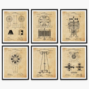 Op de afbeelding: Set van zes zwart ingelijste prints met vintage patenttekeningen van Nikola Tesla's uitvindingen. De tekeningen zijn in zwart-wit en hebben een sepia-kleurige achtergrond. De prints zijn gerangschikt in twee rijen van drie.