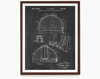 Op de afbeelding: Zwart-witte illustratie van een patent voor een sluiterbedieningsapparaat voor een observatoriumkoepel. Het patentnummer is 3.370.380 en de datum is 27 februari 1968. De uitvinder is N.G. Petros.