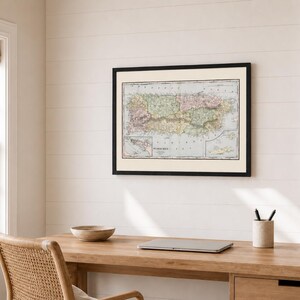 K&ouml;nnte beinhalten: Eine gerahmte historische Karte von Puerto Rico mit gedeckten Pastellfarben, detaillierten geografischen Grenzen und klaren kartografischen Beschriftungen. Die Karte befindet sich in einem schlichten schwarzen Rahmen mit cremefarbenem Passepartout und zeigt den Text PUERTO RICO.
