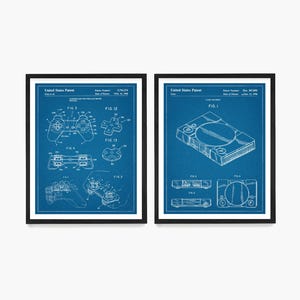 Peut inclure: Deux dessins de brevet bleus et blancs pour la console et la manette PlayStation. Le premier dessin montre une manette avec des boutons et un joystick. Le deuxi&egrave;me dessin montre la console avec un lecteur de disque et des ports. Le texte sur les dessins comprend le num&eacute;ro de brevet, la date et le titre.