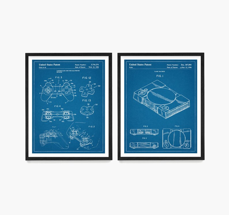 Peut inclure: Deux dessins de brevet bleus et blancs pour la console et la manette PlayStation. Le premier dessin montre une manette avec des boutons et un joystick. Le deuxi&egrave;me dessin montre la console avec un lecteur de disque et des ports. Le texte sur les dessins comprend le num&eacute;ro de brevet, la date et le titre.