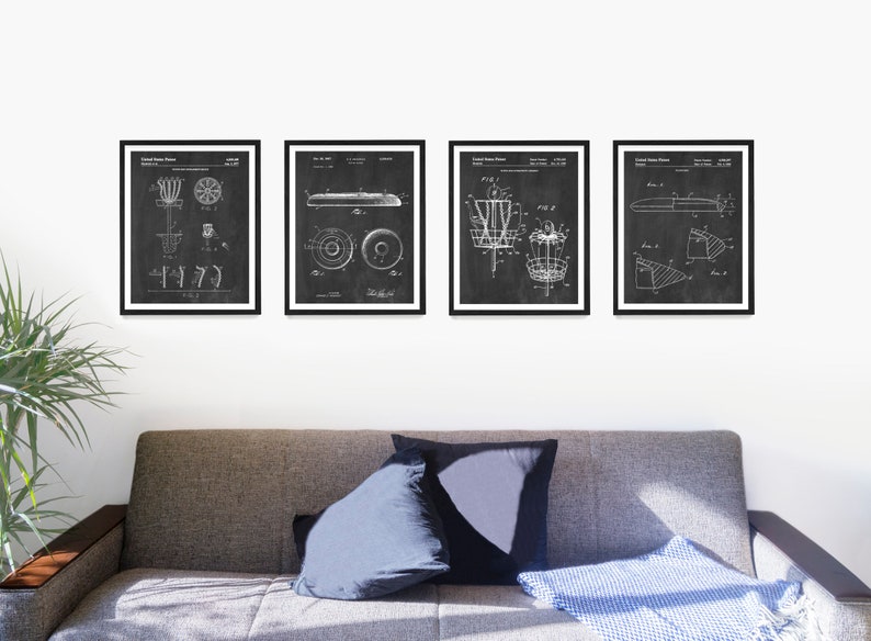 以下が含まれることがあります： ディスクゴルフの特許図面が描かれた白黒の額装されたプリントが4枚。プリントは白い壁に、灰色のソファの上に飾られています。