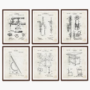 Puede incluir: Conjunto de seis impresiones enmarcadas de patentes antiguas con dibujos técnicos detallados de instrumentos científicos. Las impresiones son en blanco y negro, con un fondo sepia, y están enmarcadas en marrón oscuro.