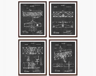 Könnte beinhalten: Set aus vier Schwarzweiß-Drucken von historischen Flugzeugpatenten. Jeder Druck zeigt ein anderes Design eines Flugzeugs mit der Patentnummer und dem Datum. Die Drucke sind in braunen Holzrahmen gerahmt.