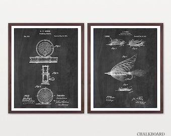Könnte beinhalten: Zwei Vintage-Patentzeichnungen zum Thema Angeln auf einem Kreidetafelhintergrund. Die erste Zeichnung zeigt eine Angelrolle mit dem Text "C.F. Orvis Fishing Reels" und "Patentiert am 12. Mai 1875". Die zweite Zeichnung zeigt einen Angelköder mit dem Text "J.A. Forbes,  Fishing Fly for the East, Patentiert am 16. Januar 1907".