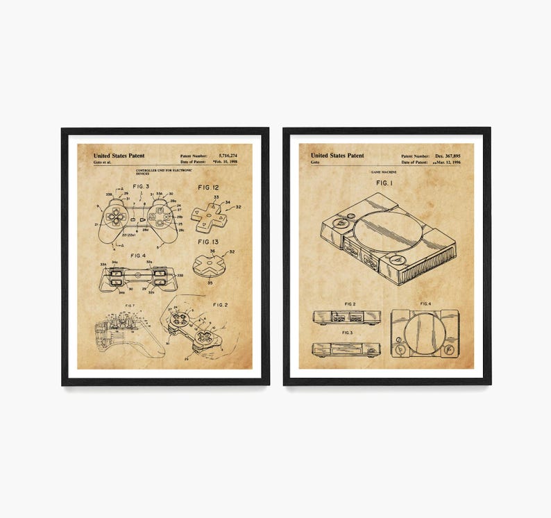 Peut inclure: Deux impressions encadr&eacute;es noires de dessins de brevets vintage pour une console de jeu vid&eacute;o et une manette. Le dessin de la console est intitul&eacute; "FIG. I" et le dessin de la manette est intitul&eacute; "FIG. 12".