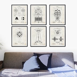 Op de afbeelding: Set van zes vintage elektrische motor patentprints in zwart-wit. De prints zijn ingelijst in zwarte lijsten en worden getoond op een witte muur boven een grijze bank.