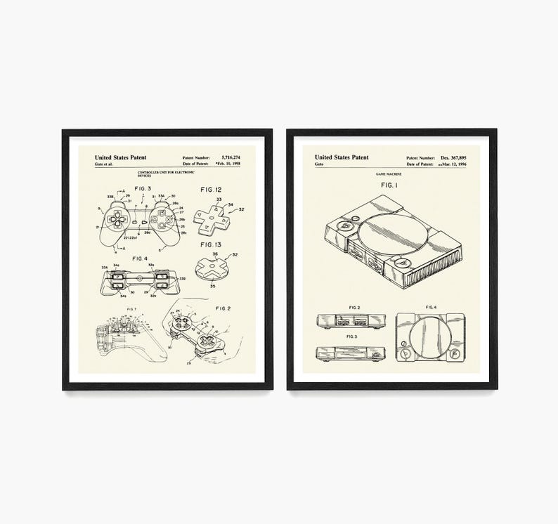 Peut inclure: Deux tirages encadr&eacute;s noirs de dessins de brevets vintage pour une console de jeu vid&eacute;o et une manette. Le dessin de brevet de la console montre une vue de dessus de la console avec le texte "FIG. 1" et le dessin de brevet de la manette montre une vue de c&ocirc;t&eacute; de la manette avec le texte "FIG. 3".