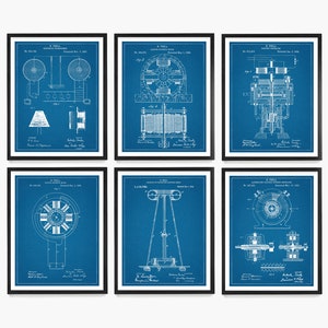 Op de afbeelding: Set van zes blauwe blauwdrukken van Nikola Tesla's patenten voor elektrische uitvindingen. De prints bevatten tekeningen van elektromotoren, generatoren en andere uitvindingen. Elke print bevat het patentnummer, de datum en Tesla's handtekening.