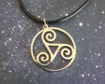 Collana norrena/celtica Triskelion (tripla spirale) su cordoncino vegano
