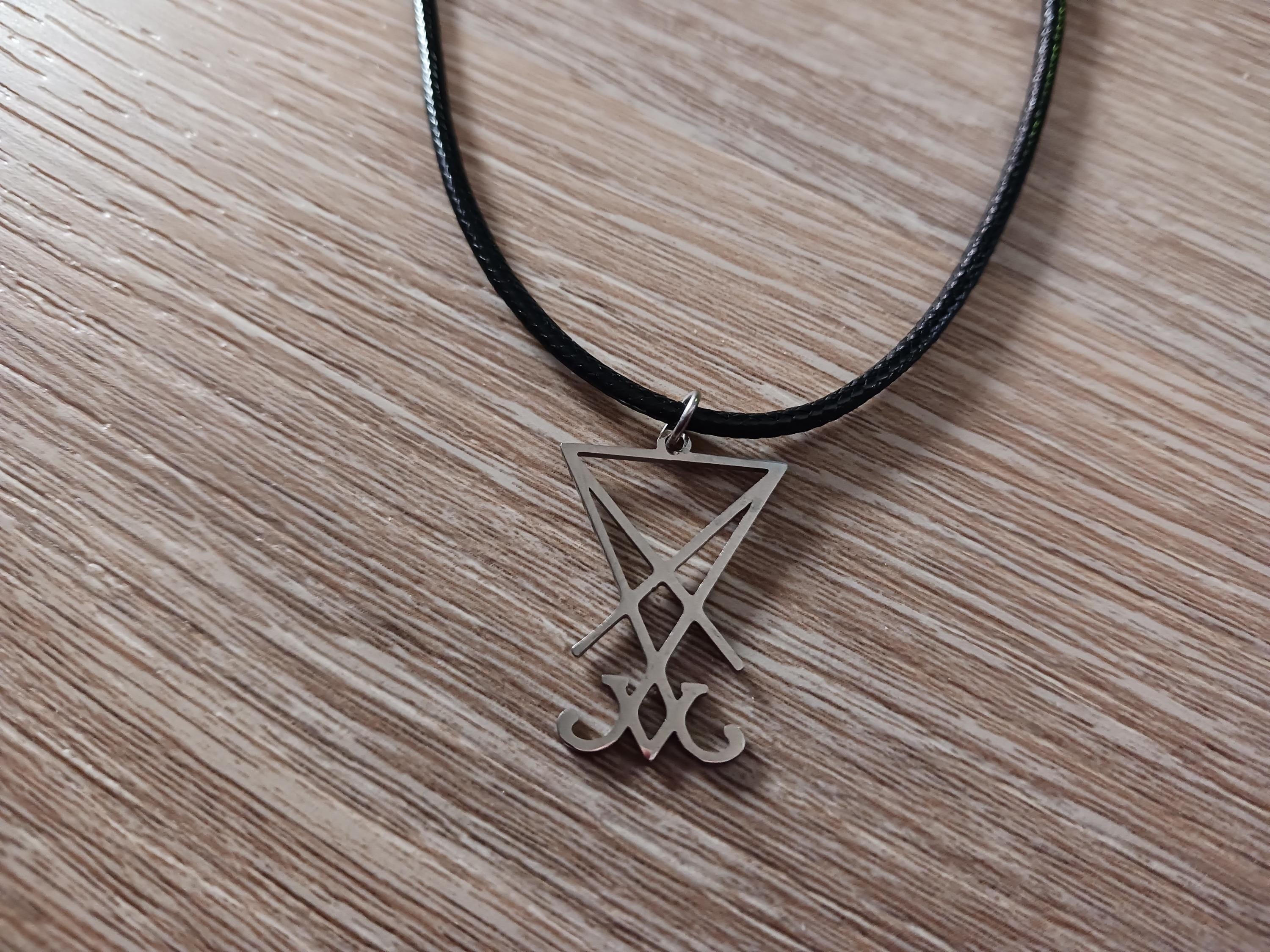 Collana Amuleto Satanico – Sigillo Di Lucifero Con Crocifisso Invertito – Acciaio Inox Nero