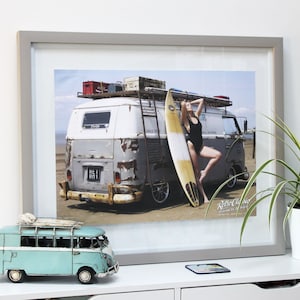RetroClassic Jessica Johansen, Harbour Surfbus and Surfboard A2 Art print/poster