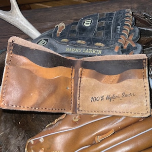 Cartera de cuero con forma de guante de béisbol reutilizado, hecha a mano con guantes de béisbol viejos y cuero de vaca suave de primera calidad, 4 bolsillos más funda para efectivo.