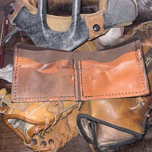 Cartera de cuero con forma de guante de béisbol reutilizado, hecha a mano con guantes de béisbol viejos y cuero de vaca suave de primera calidad, 4 bolsillos más funda para efectivo.