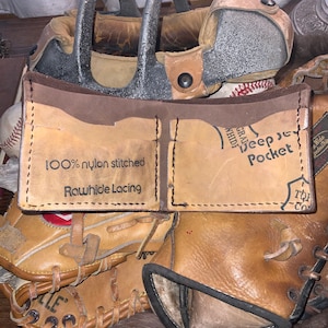 Cartera de cuero con forma de guante de béisbol reutilizado, hecha a mano con guantes de béisbol viejos y cuero de vaca suave de primera calidad, 4 bolsillos más funda para efectivo.