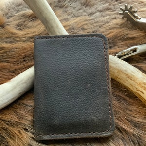 Cartera de cuero, hecha a mano con cuero de vaca de primera calidad con grano granulado, 6 bolsillos en total.