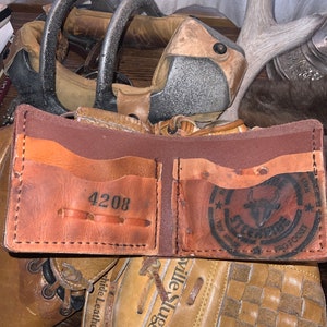 Cartera de cuero de guante de béisbol reutilizada, hecha a mano con guantes de béisbol viejos y piel de vaca suave. 4 bolsillos más funda para efectivo.