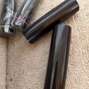 Rouleau de corne de buffle, XL, tige pour manches de couteaux et bricolage, couleur noire naturelle, forme de cylindre 5 x 1 1/2 po, corne naturelle massive, 1 par commande