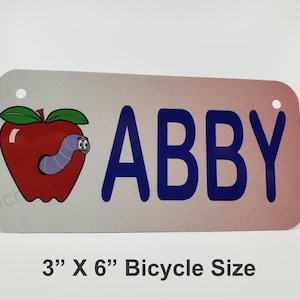 APFEL UND WURM - Kinderfahrrad Kennzeichen - Custom Name - Fahrradkennzeichen, Fahrradanhänger, Golfwagen, Walker, Go Cart, Roller, Pink
