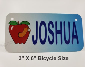APPLE AND WORM - Matrícula de bicicleta para niños - Nombre personalizado - Matrícula de bicicleta, etiqueta de bicicleta, carrito de golf, andador, carrito de go, scooter,