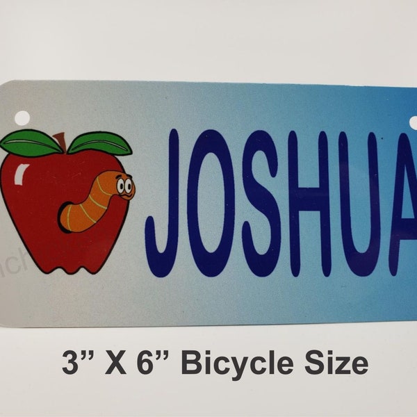 APPLE AND WORM - Plaque d’immatriculation de vélo pour enfants - Nom personnalisé - Plaque d’immatriculation de vélo, Étiquette de vélo, Voiturette de golf, marcheur, go cart, scooter,