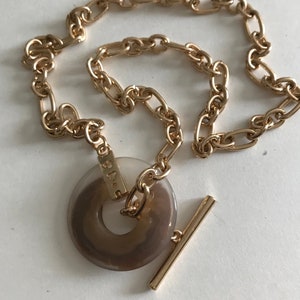 Classic Carmel Cream Lucite Gold tone Chain Toggle Necklace. 18&quot;L