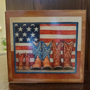 Imagen - Madera recuperada con bandera y botas