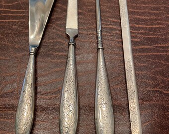 4 persönliche Utensilien aus Silber, Schuhlöffel, Häkelnadel, Nilfeile und unbekanntes Stück S-Monogramm aus Sterlingsilber